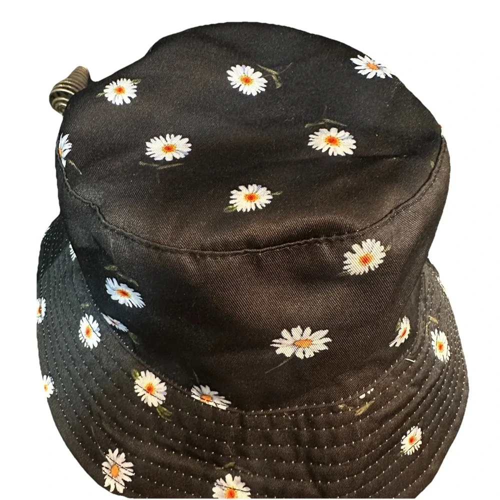 Alice + Olivia x FabFitFun Reversible Bucket Hat - Picture 2 of 3